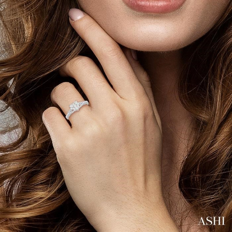 3/4 Ctw Round Cut Diamond Heart Lovebright Ring in 14K White Gold