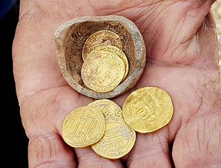 Israeli Archaeologists Unearth Potter’s ‘Piggy Bank’ Filled With 1,200-Year-Old Gold Coins