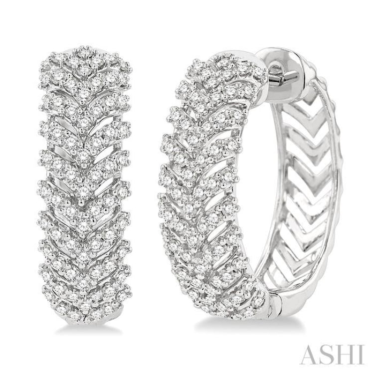 3/4 Ctw Chevron Trail Round Cut Diamond Hoop Earring in 14K White Gold